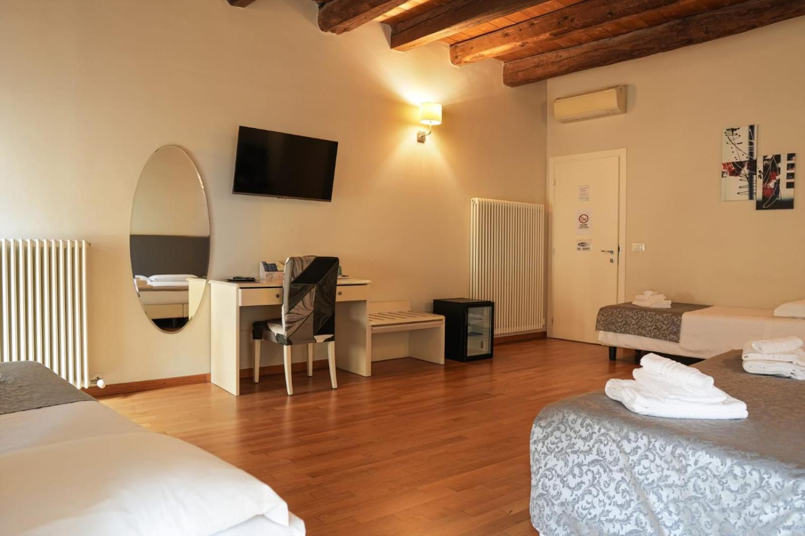 Honey Rooms Ferrara Eksteriør billede